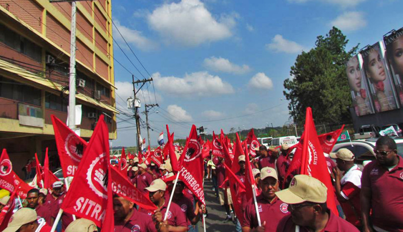 Striking Coca-Cola workers march and with their partners from the beer industry union showed remarkable unity. But SABMiller never responded to the unions' proposals nor submitted any of their own. The South African based multinational's only position was to object to dealing with two unions representing of the company's workers in Panama in one contract. The unions has public support, but neither that nor the strike funds they had were enough to pay their members' rent and electric bills throughout a  prolonged struggle.  Photo from the SITRAFCOREBGASCELIS Facebook page