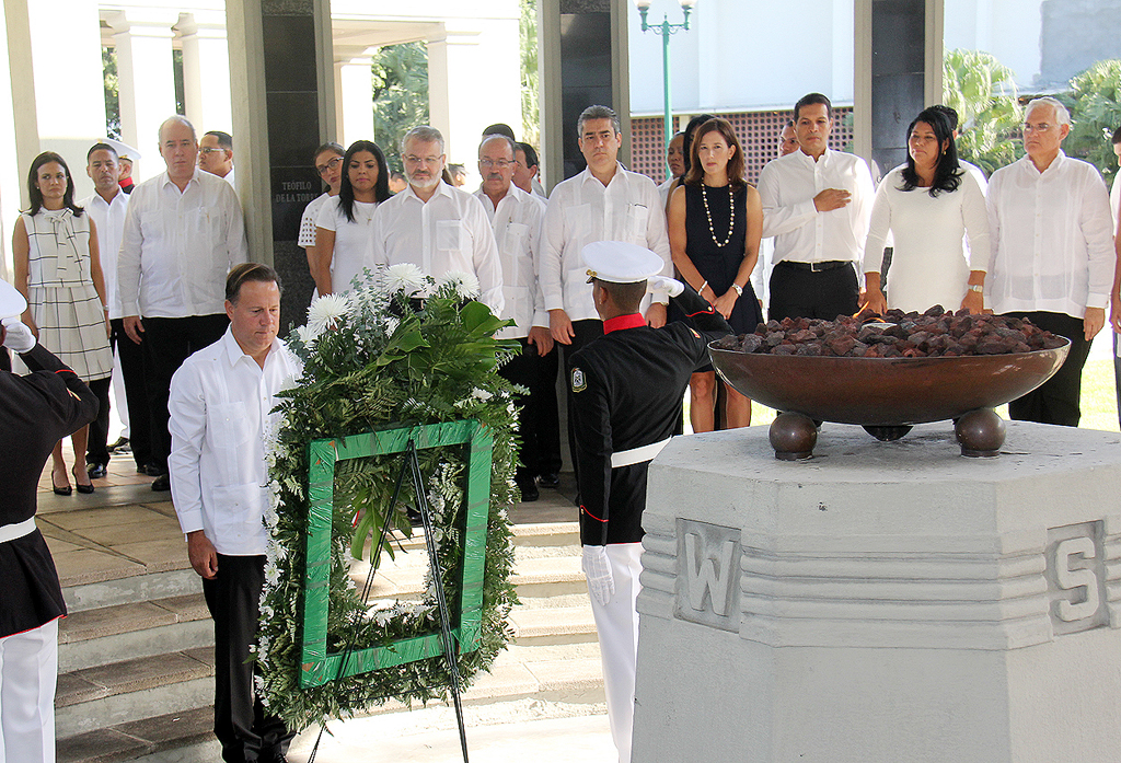 President Varela and the cabinet pay respects at the eternal flame, where the Balboa High flagpole once stood. Photo by the Presidencia.
