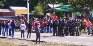 The police move in to prevent further violence in Tierras Altas, Chiriqui